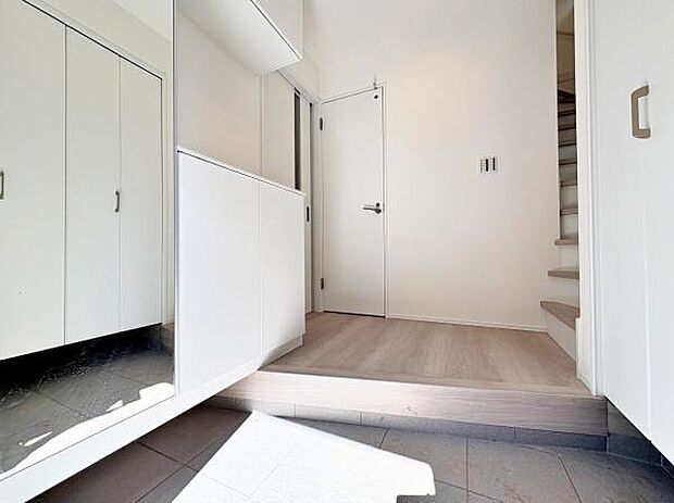 玄関を入った瞬間に予感させる、その奥に待っている新生活への期待。ここから始まる素敵な新生活を予感させます。