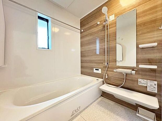 バスルームは一日の疲れを癒すくつろぎの場所。清潔感のある浴室は、心身ともに癒される特別な空間。一日の終わりに贅沢なバスタイムを。