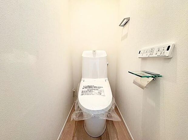 シンプルで落ち着きのあるトイレ。