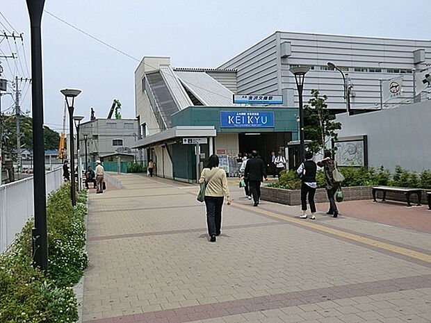 京急線「金沢文庫」駅まで535m、快特停車駅です。東口側には飲食店メインの商店街があり、西口側にはスーパーやドラッグストアなどが揃っています。