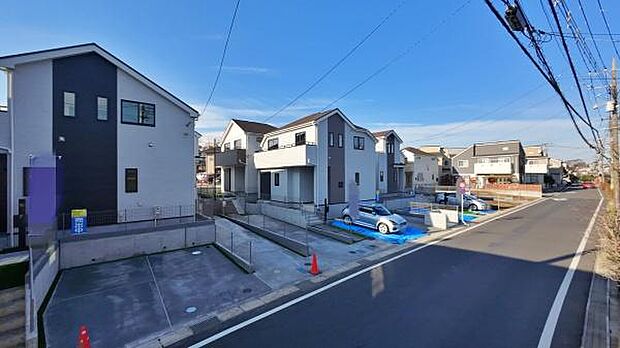 道幅もしっかり確保されており安心して駐車していただけます。お子様がいらっしゃるご家庭にとっても安心の住環境。