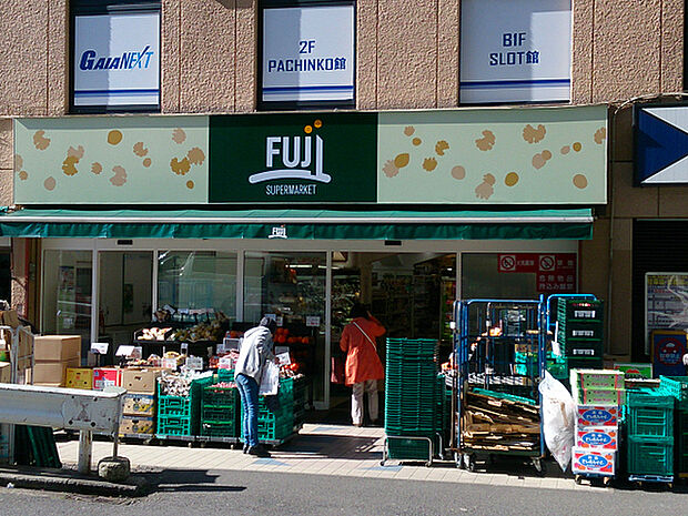 FUJI保土ヶ谷店まで995m、保土ヶ谷駅西口近くにあるスーパー。深夜1時まで営業していますので、お帰りが遅くなった際にも便利です！