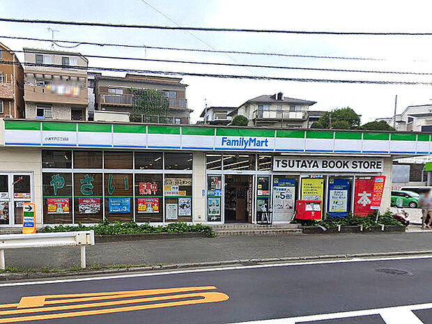 ファミリーマート小浦平戸二丁目店まで851m、国道1号沿い、平戸交番の隣にあるコンビニです。
