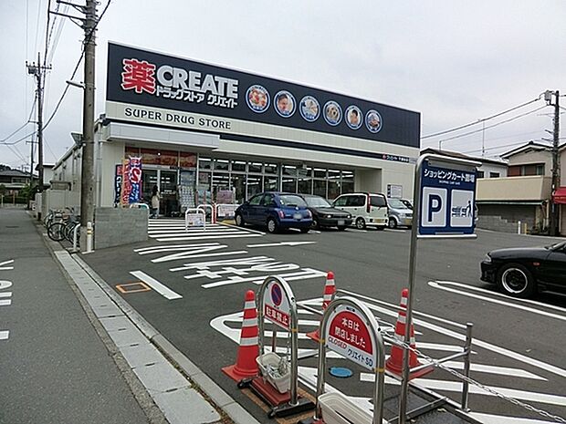 クリエイト下瀬谷店まで702m、食品や飲料品も多数取り揃えた便利なドラッグストアです