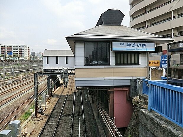 京急線「神奈川」駅まで251m、2015年の乗降人数が京急線72駅中72位という一見地味な駅ですが、歴史が古く「関東の駅100選」にも選ばれています。