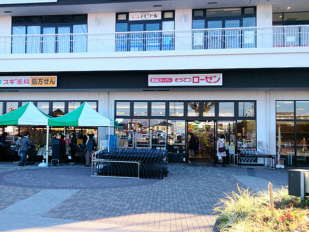 そうてつローゼンいずみ野駅前店まで496m、いずみ野駅前にあるショッピングセンター「相鉄ライフいずみ野」の中にあります。