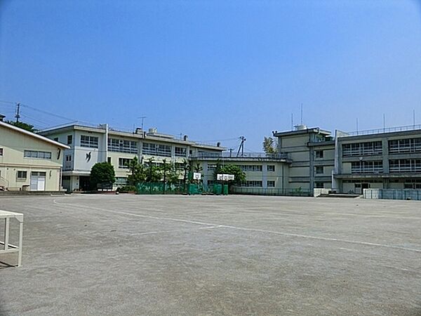 川崎市立長沢中学校まで929m