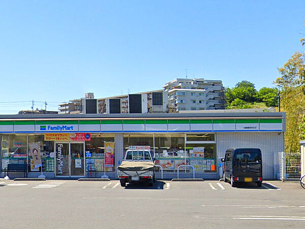ファミリーマート川崎東百合丘店まで1071m、長沢小学校の近くにあるコンビニです