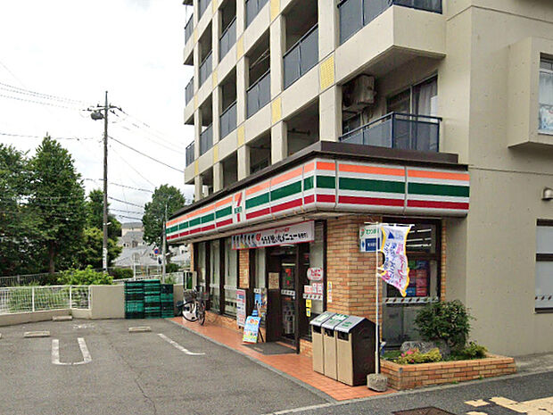 セブンイレブン川崎野川店まで502m、FUJIスーパーの向かいにあるコンビニです