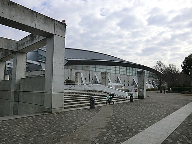 さがみはらグリーンプールまで1034m、全国規模の水泳大会も開催できる本格的屋内水泳場です。シンクロナイズドスイミングや高飛び込みの教室もあります。