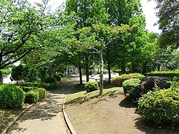 五反田公園まで685m、緑豊かな公園。お子さんも楽しく遊べます。