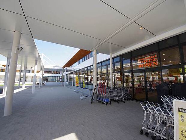 そうてつローゼン弥生台駅前店まで1008m、弥生台駅前のショッピングセンター「相鉄ライフやよい台」内にあるスーパー。夜22:45まで営業しています。