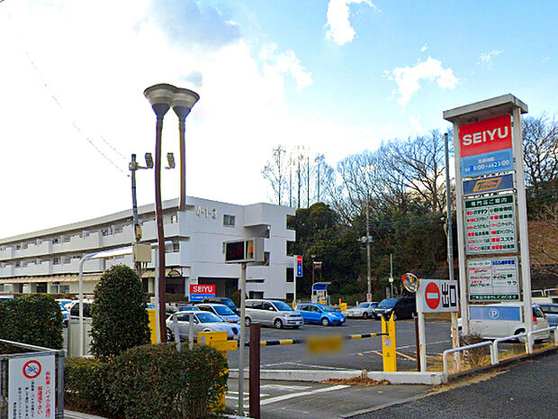 西友新ゆりグリーンタウン店まで800m、ポプラ街区にあるスーパー。郵便局や新ゆりグリーンタウンの管理棟も近くにあります。