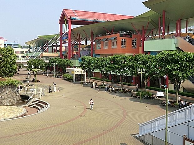 海老名ビナウォークまで2224m、海老名駅東口にある大型ショッピングモール。公園を中心に全6棟の建物で構成されています。