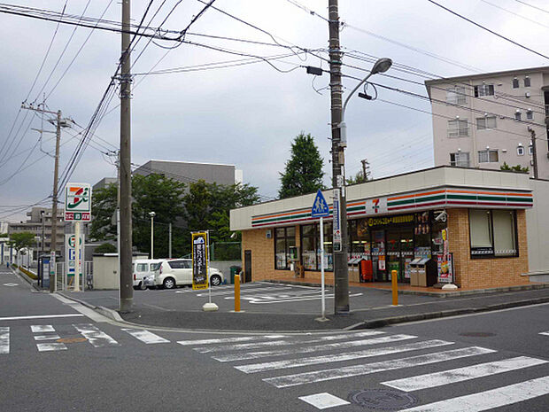 セブンイレブン横浜永田北3丁目店まで784m、コンビニもあって便利です