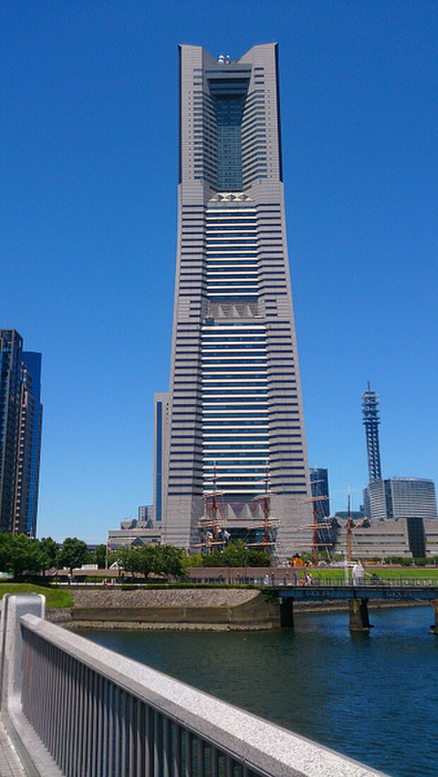 横浜ランドマークタワーまで1050m、言わずと知れた横浜の名所の1つ。低層階はショッピング・中層階はオフィス・高層階はホテルが入っています。
