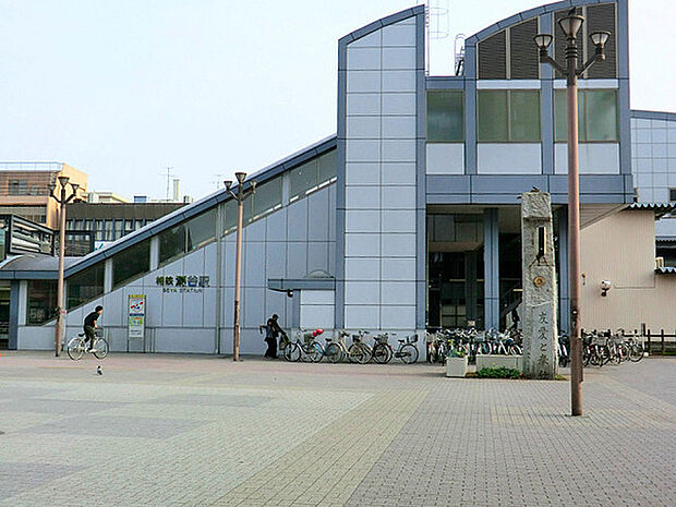 相鉄線「瀬谷」駅まで883m、急行停車駅です。駅周辺に商業施設が揃っているほか、平坦地が広がる地勢で生活便利なエリアです。