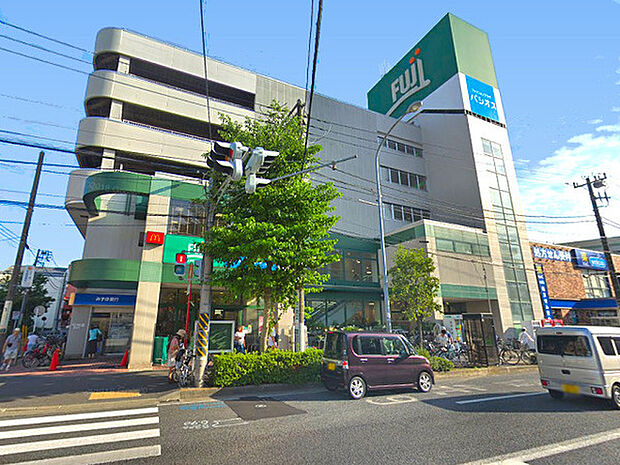 FUJI横浜南店まで1090m、南太田駅近くにあるスーパー。深夜1時まで営業していますので、お帰りが遅くなった際にも便利です!