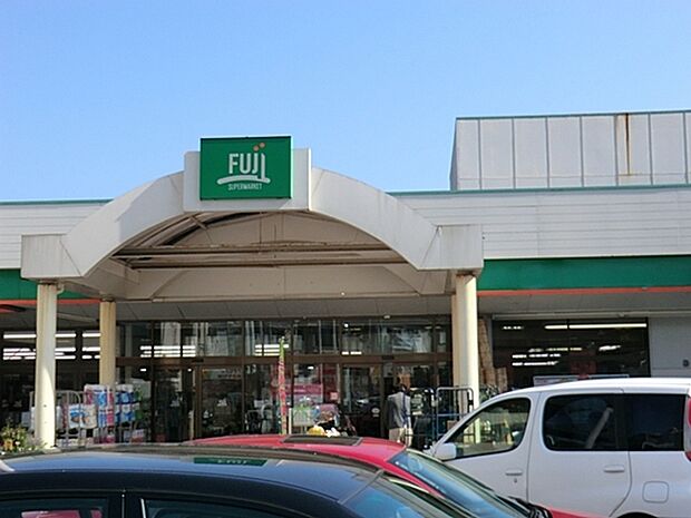 FUJI芹ケ谷店まで504m、芹が谷郵便局の隣にあるスーパー。駐車場有りで夜22時まで営業しています。
