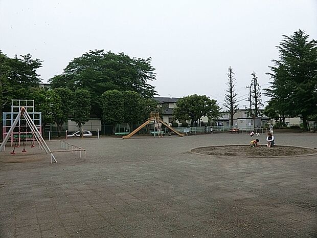 里見公園まで585m