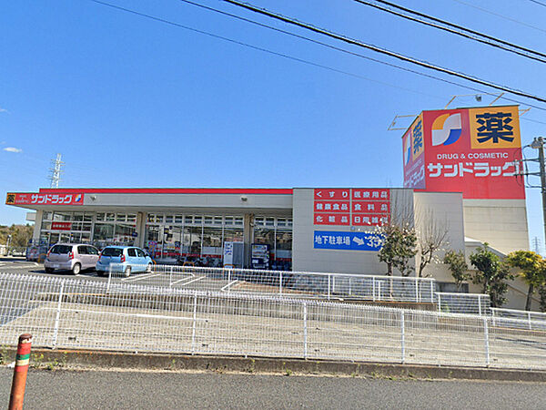サンドラッグ石川店まで877m、お隣にスーパー「TAIGA」もあり、お買い物に便利です。