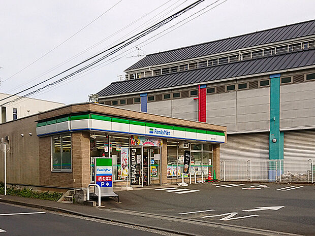 ファミリーマート横浜折本町店まで579m、イケア近くの「折本交番」交差点にあるコンビニです