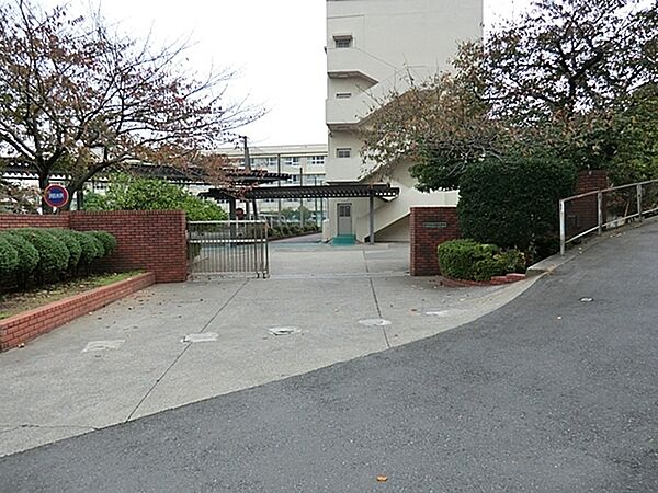 横浜市立西柴中学校まで685m