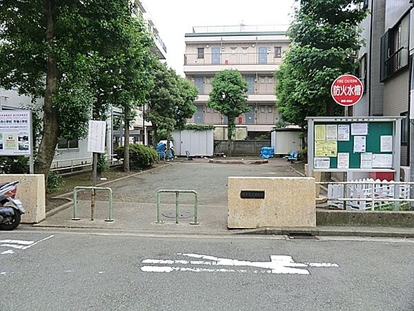 尻手三丁目公園まで216m、砂場のある公園です。そんなに大きくはないですが、小さいお子さんと一緒に遊びに行くのにちょうど良いですね。
