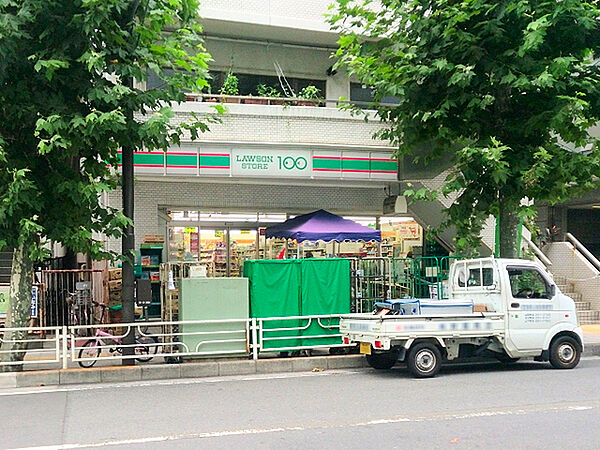 ローソンストア100 伊勢佐木長者町店まで427m、便利な100円ショップ形態のコンビニ。食品も揃っていて便利です。
