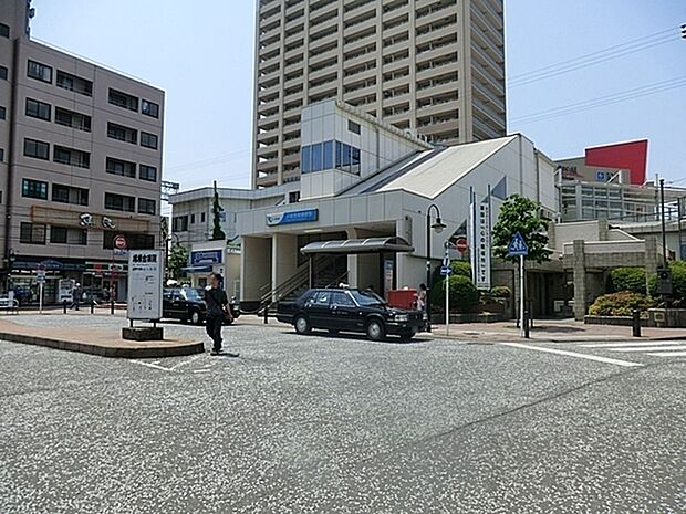 小田急線「小田急相模原」駅まで736m、駅周辺は商業施設が充実しています。スポーツの名門校として知られる東海大相模高校の最寄駅としても知られています。