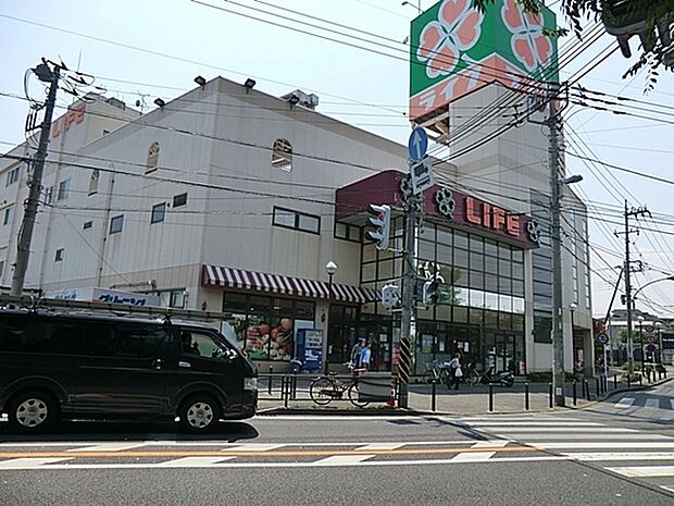 ライフ東有馬店まで775m、駐車場完備のスーパー。夜22時まで営業しています。お隣にドラッグストアもあり、お買物便利です。