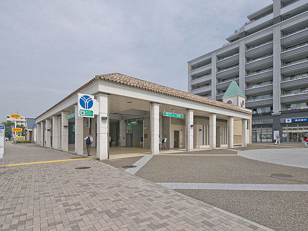 グリーンライン「北山田」駅まで1795m、南欧風のオレンジ色の瓦とアイボリーの柱が特徴的な駅です。横浜国際プールの最寄駅です。
