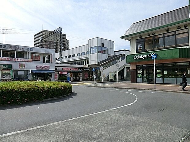 小田急線「座間」駅まで1052m、市と同名の駅ですが、お隣の相武台前駅に比較すると規模は小さめ。その分、不動産相場的にもお安くなりますのでオススメです。