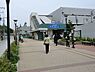 周辺：京急線「金沢文庫」駅まで786m、快特停車駅です。東口側には飲食店メインの商店街があり、西口側にはスーパーやドラッグストアなどが揃っています。