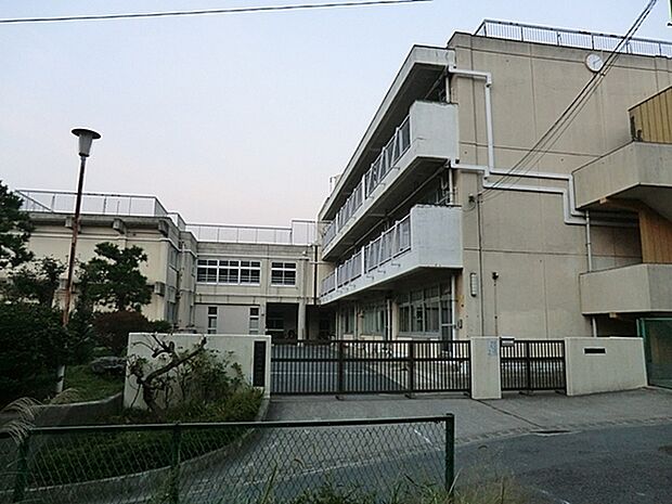 横浜市立岡津中学校まで948m