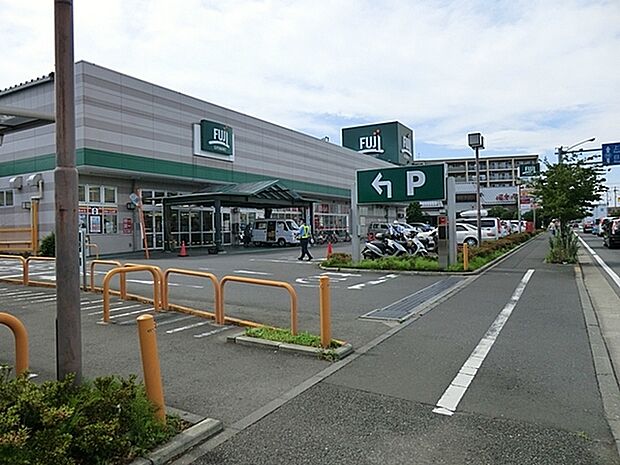FUJI橋戸店まで1172m、100円ショップも入ってお買物便利なスーパーです。夜22時まで営業しています。