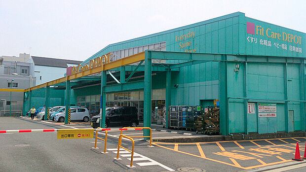 フィットケアデポしらとり台店 まで544m、環状4号沿いにあるドラッグストア。近くにスーパー「ライフ」もあります。