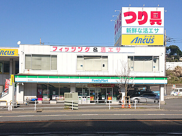 ファミリーマート横浜本牧店まで1379m、間門交差点の角にあるコンビニです