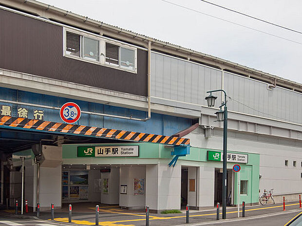 JR根岸線「山手」駅まで117m、落ち着いた住宅街にある駅です。近隣には名門校が複数あり児童・学生が多く利用している駅でもあります。