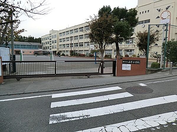 横浜市立山下小学校まで948m