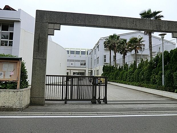 藤沢市立湘洋中学校まで1641m、部活に勉学に、すこやかに育つ生徒たちの学びの場。