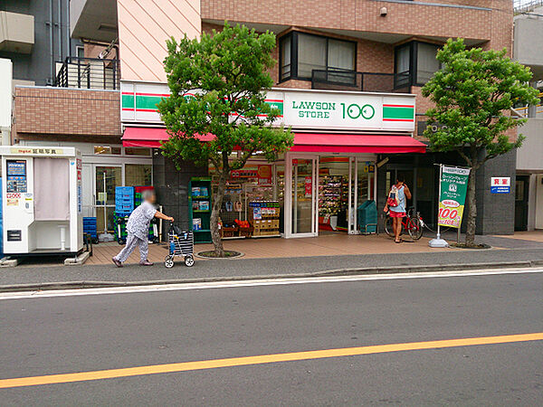 ローソンストア100 東神奈川店まで755m、便利な100円ショップ形態のコンビニ。食品も揃っていて便利です。