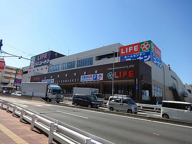 ライフ戸塚汲沢店まで561m、ホームセンターコーナンも同じ建物内にあります