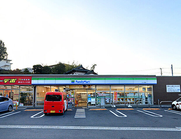ファミリーマート六ッ川西店まで300m