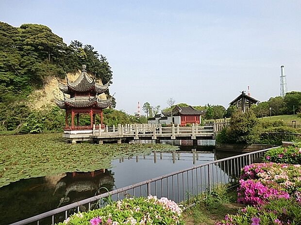 本牧市民公園まで2012m、プールやテニスコート、芝生の広場などが整備された大型公園です。画像は中国風の庭園「友好園」です。