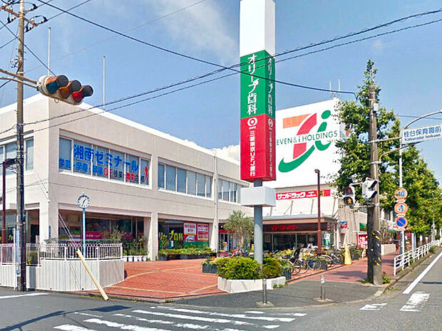 イトーヨーカドー桂台店まで1527m、スーパー・ドラッグストア・銀行ATMが揃って便利です。小中学校や郵便局も近く、桂台エリアの中心地になっています。