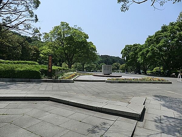 こども自然公園まで586m、48万平米以上の敷地を誇る市内最大級の公園です。園内にあるアスレチック施設「とりでの森」はお子様に大人気です！