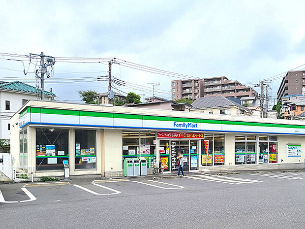 ファミリーマート鶴見荒立店まで766m、国道1号線の荒立交差点にあるデニーズを曲がったところにあるコンビニ。駐車場も広めです。