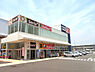 周辺：サンドラッグ戸塚深谷店まで1212m、ドリームハイツの近くにあるドラッグストア。2階に100円ショップ「Seria」、お隣にはスーパー「たまや」があります。