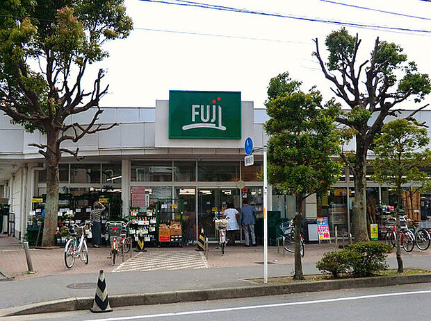 FUJI松が丘店まで651m、鉄砲道沿いにあるスーパー。夜21時まで営業しています。
